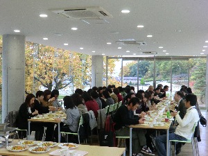 ガラス張りの学食